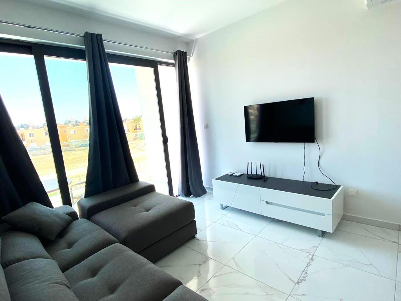 H&o New 4 Seasons Universal Apartament