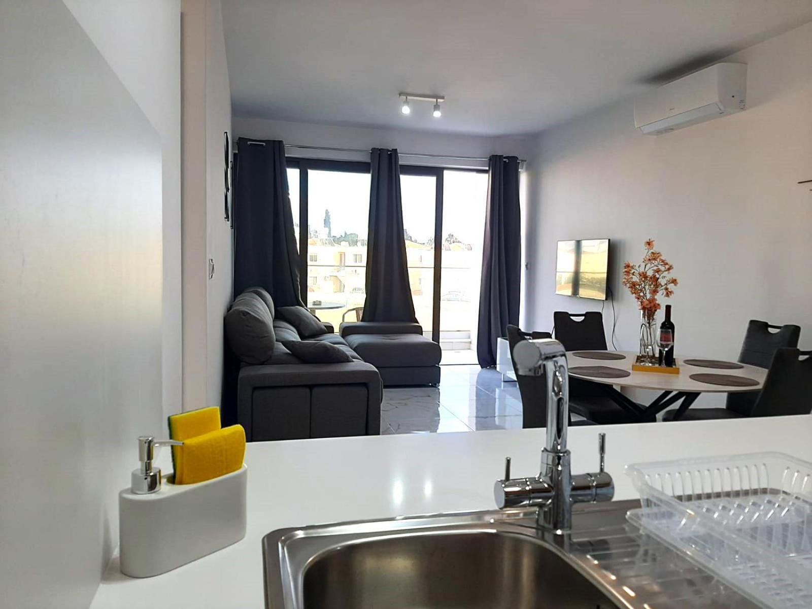 H&o New 4 Seasons Universal Apartament