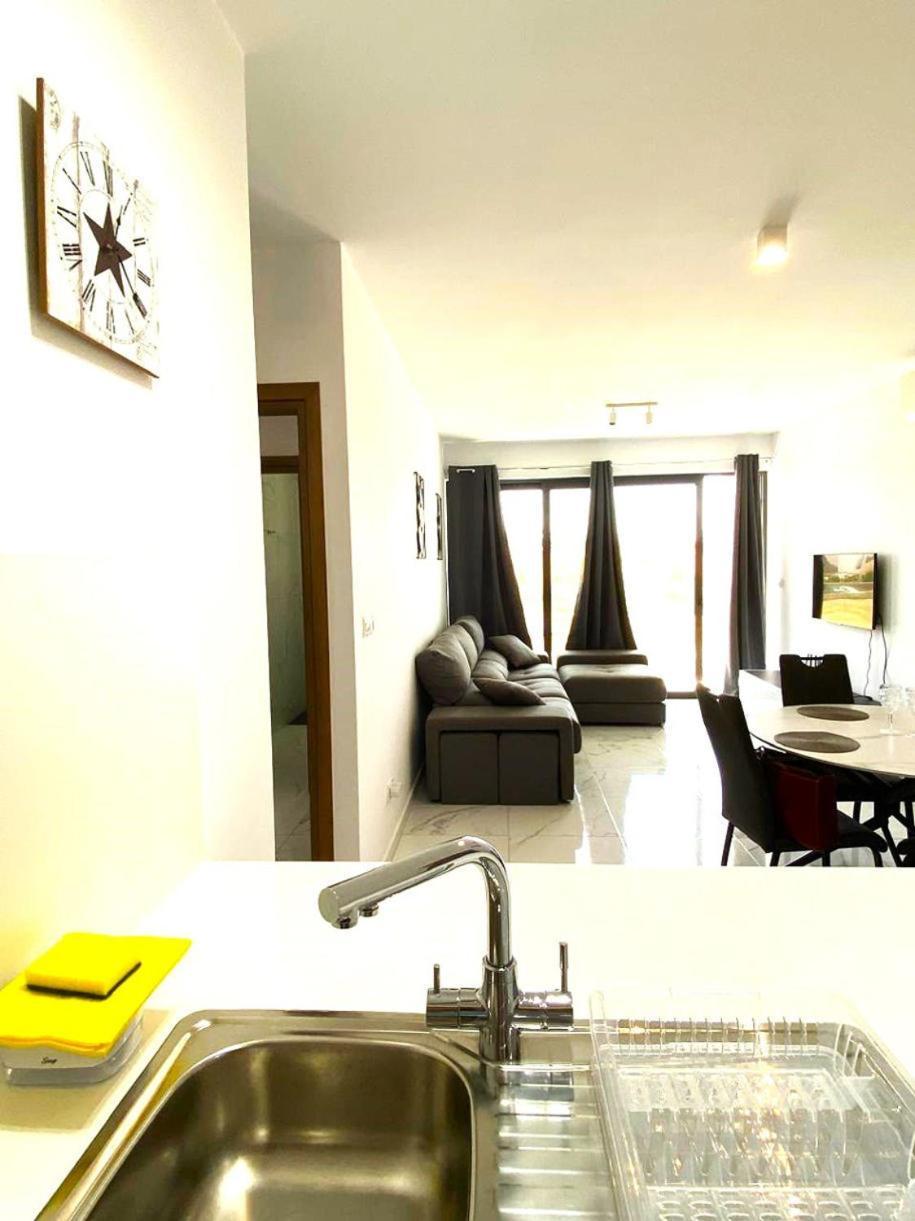 H&o New 4 Seasons Universal Apartament